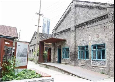 追女生约会聊天案例-晚上10点，她说：脚好疼，你来给我揉揉？