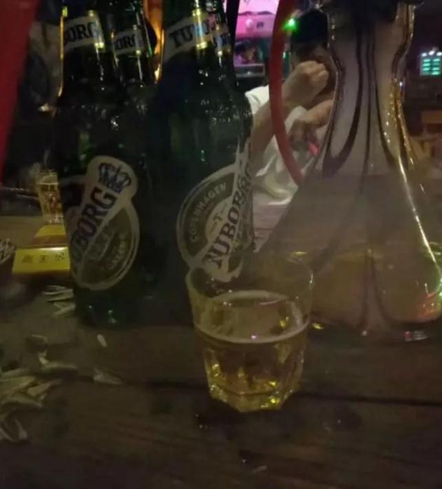 追女生聊天实战恋爱案例：闺蜜满分日记（上）：眼看又搬来一箱酒，谁才是最终的猎物？