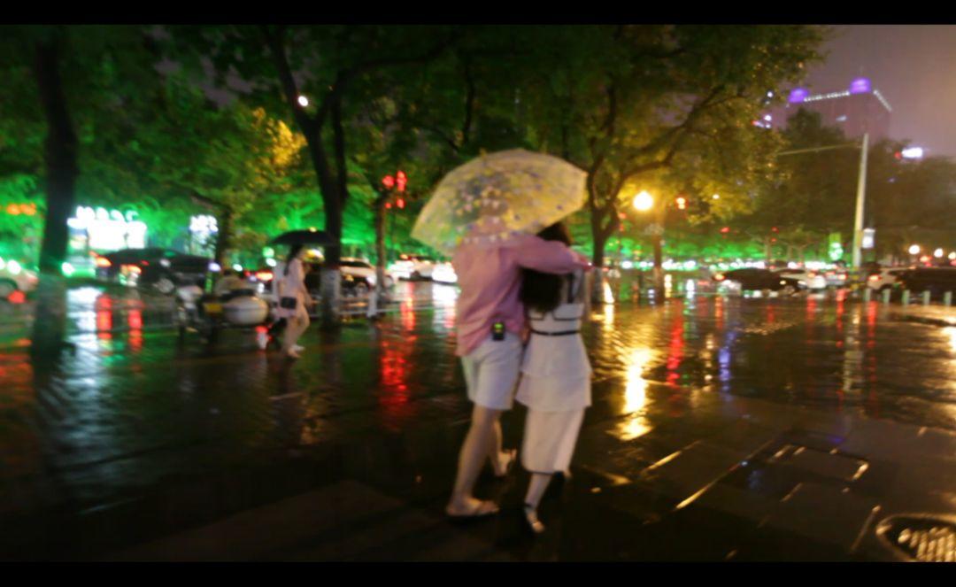 追女生约会实战聊天案例-深夜,混进女友的别墅中,才发现我们才认识不到一天。