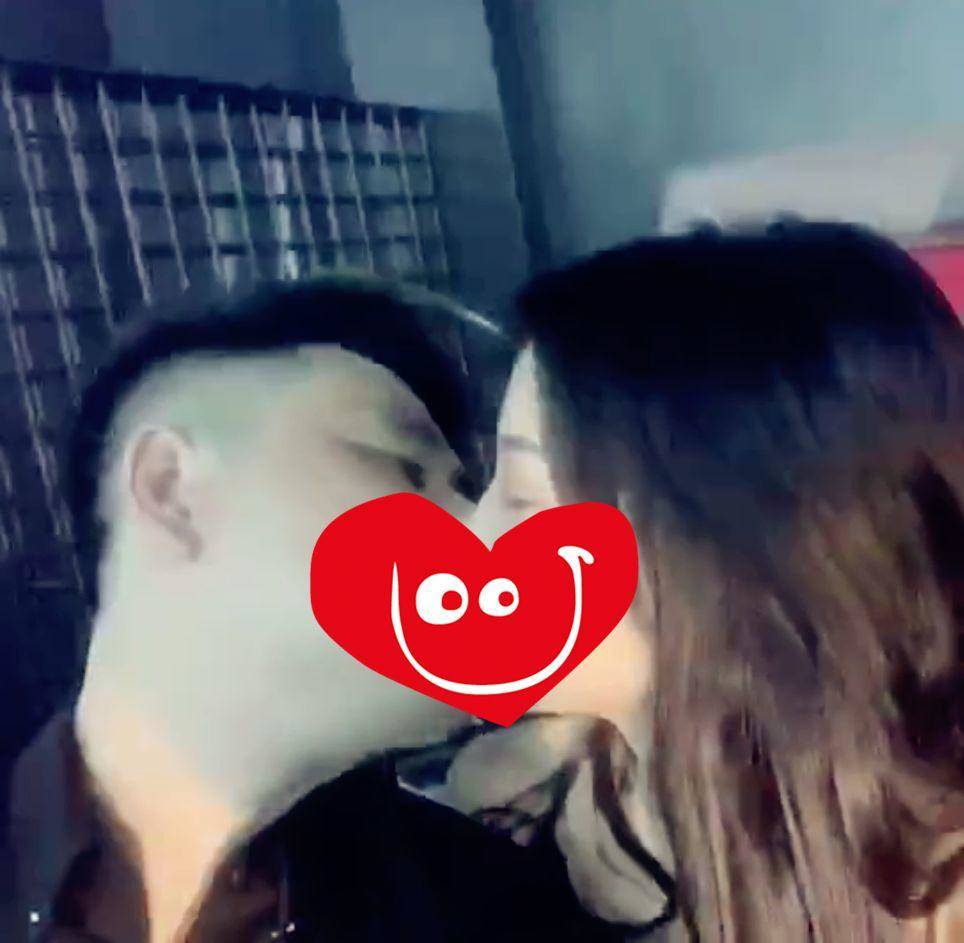 把妹实战约会案例：2女争1男,九眼桥那晚我被长腿小姐姐疯狂kiss