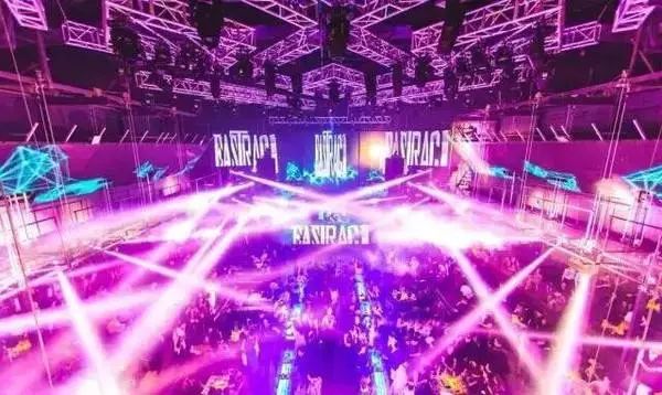 和女生约会气氛降至冰点,看我终极逆转案例!绝美夜色下与她相拥。