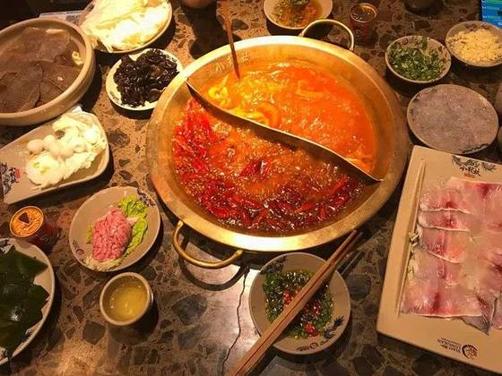 追女生约会实战聊天案例:面对来你成熟旅行的女生，该怎么制造一场浪漫的“艳遇”?