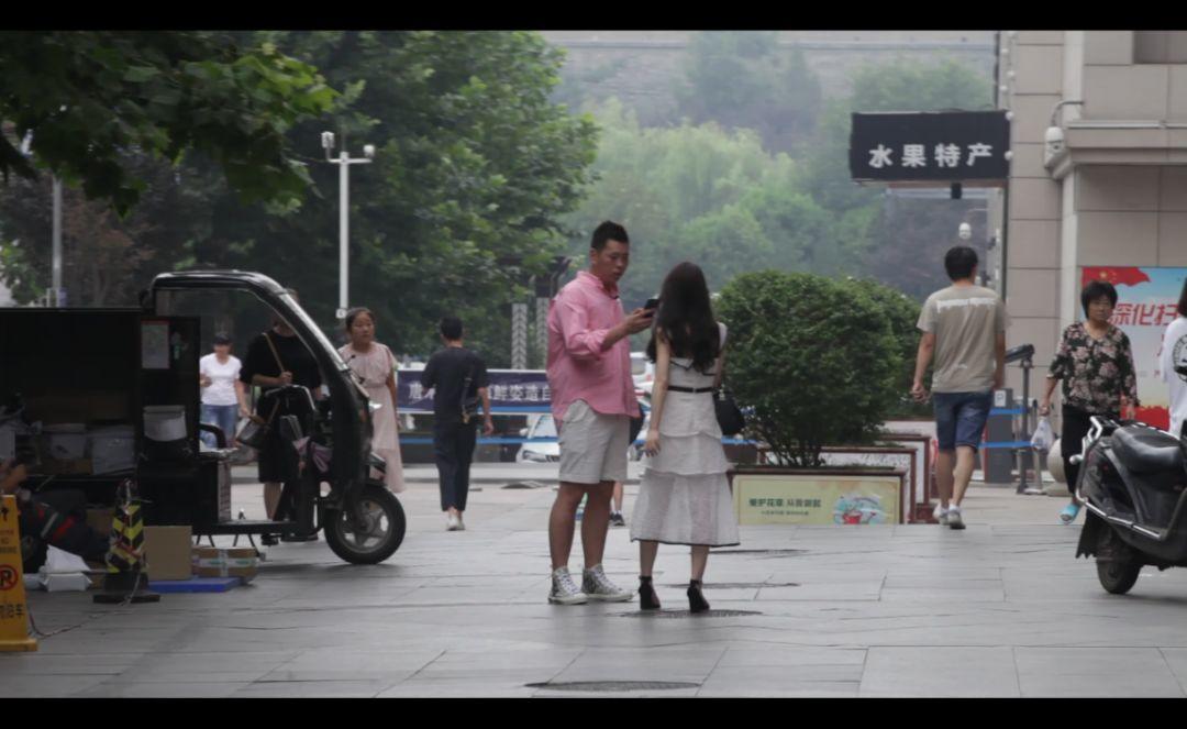 追女生约会实战聊天案例-深夜,混进女友的别墅中,才发现我们才认识不到一天。