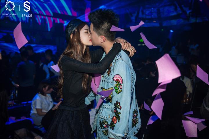 泡妞聊天实战案例-郑州天气雪纷纷，宝马车内“欲断魂”