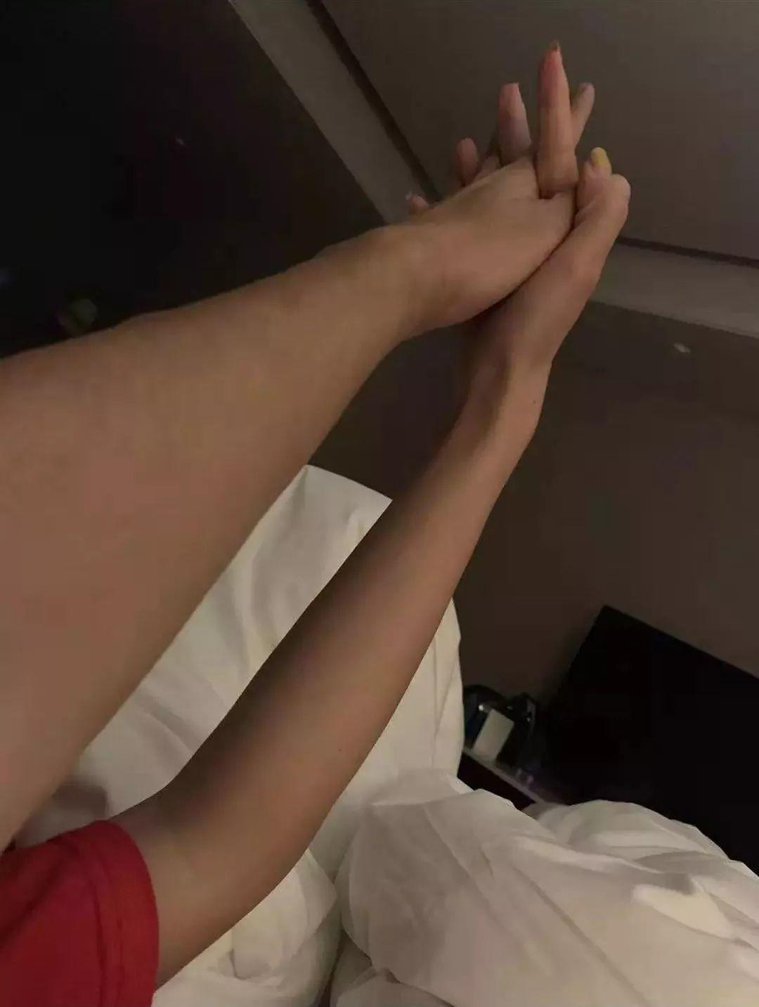 把妹聊天案例-跪舔2年的女神，成了渣男手里的「提款机」，老狗逼的「玩物」