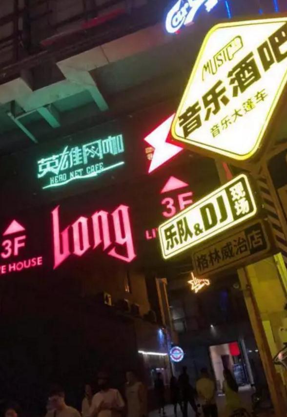 追女生聊天实战恋爱案例：闺蜜满分日记（上）：眼看又搬来一箱酒，谁才是最终的猎物？