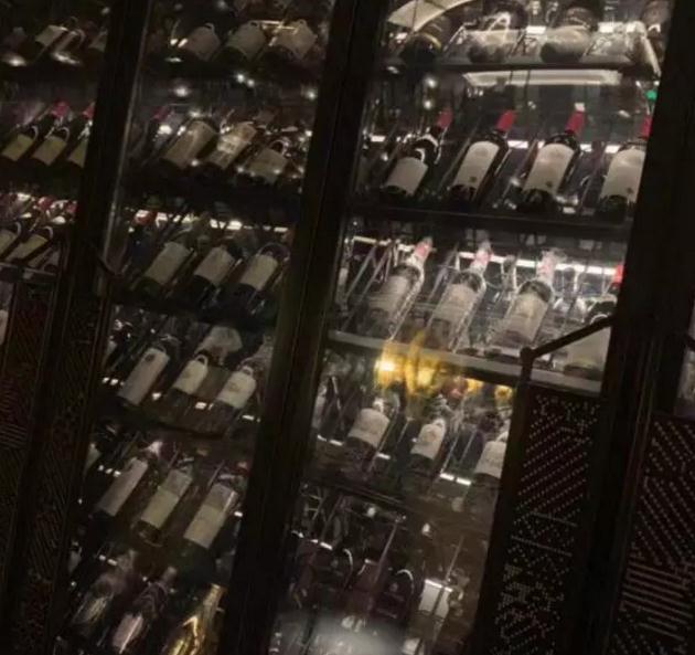 追女生聊天实战恋爱案例：闺蜜满分日记（上）：眼看又搬来一箱酒，谁才是最终的猎物？