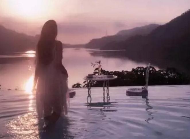 追女生聊天实战恋爱案例：闺蜜满分日记（上）：眼看又搬来一箱酒，谁才是最终的猎物？