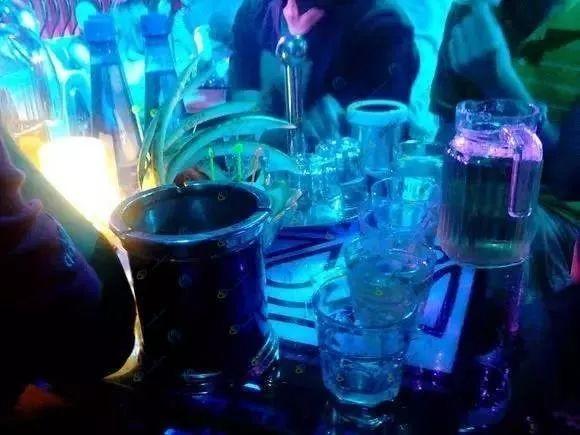 把妹聊天案例-跪舔2年的女神，成了渣男手里的「提款机」，老狗逼的「玩物」