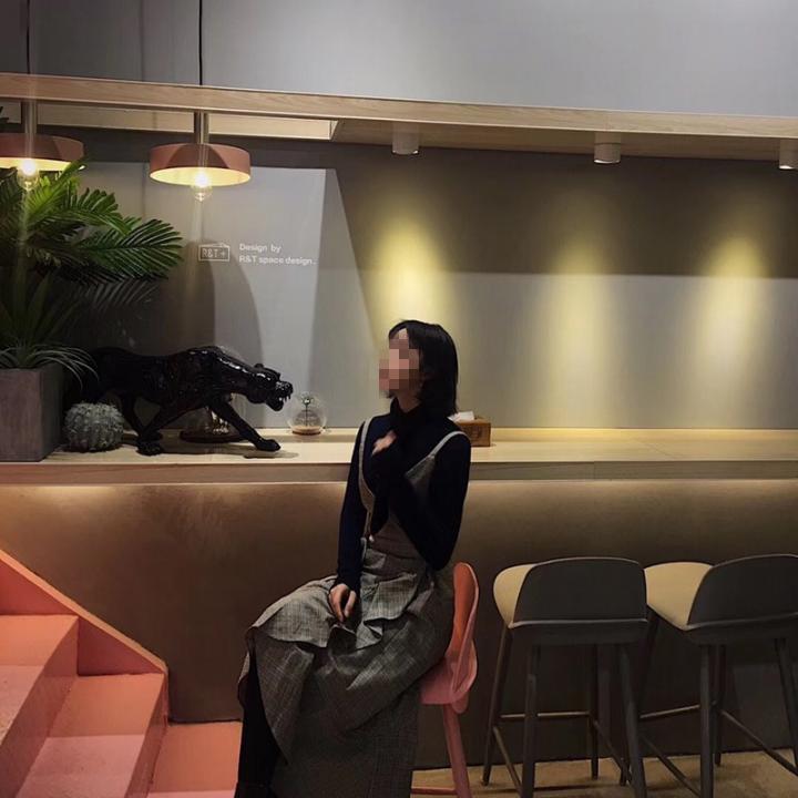 追女生聊天案例-学画画的她,让我在床上教她画画。