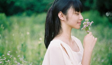 找很久没联系的女生聊天,该如何开头?