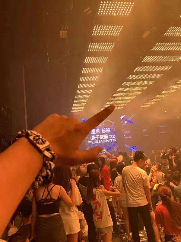 把妹案例-凌晨2点，我被暧昧的小姐姐从酒吧强行牵走…