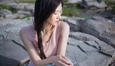 女生跟男生主动聊天第一句说啥