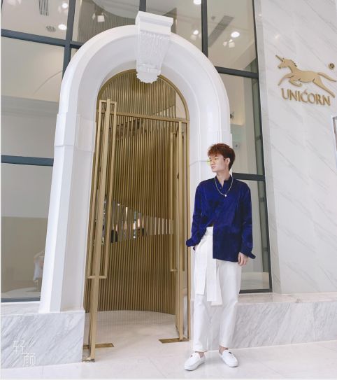 夜场酒吧把妹追女生约会:通宵后顺利带走萝莉小姐姐!