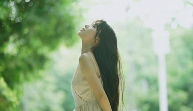 女朋友哭了怎么安慰,哄女朋友开心的套路