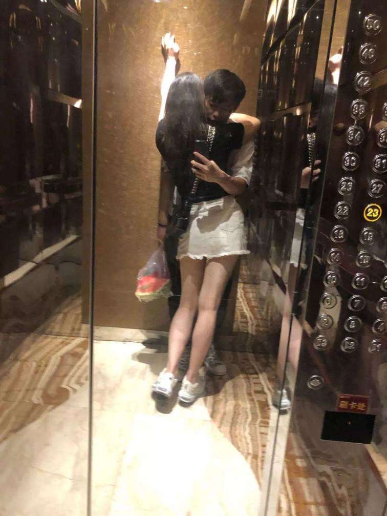 把妹追女生聊天实战-蜜桃臀VS脏辫妹——俩女深夜为我争风吃醋，我该带谁走？