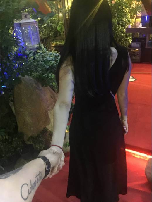 把妹案例-我谈了新女朋友,搭讪她时她正在舞台的中央跳舞,所有的男人都在看她!