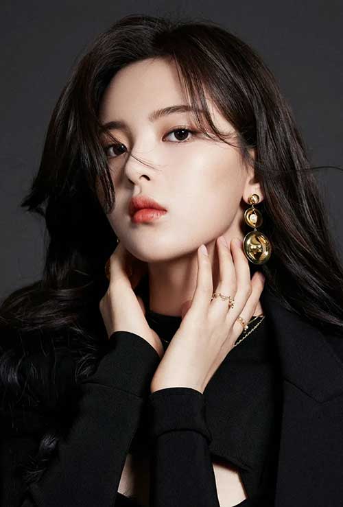 杨超越高清壁纸，大波浪卷发搭配黑色西装套图