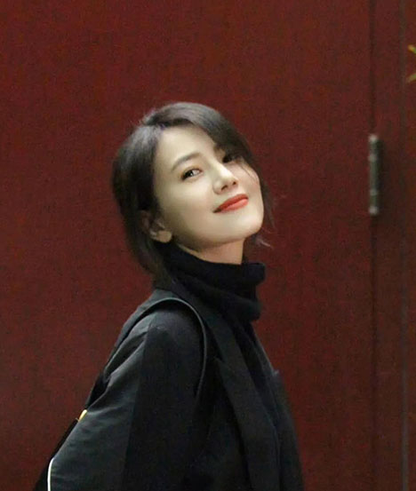 高圆圆直男女神穿黑西装颜值回春