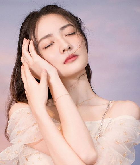 徐璐高清壁纸，米白色吊带裙的穿搭显得清新甜美