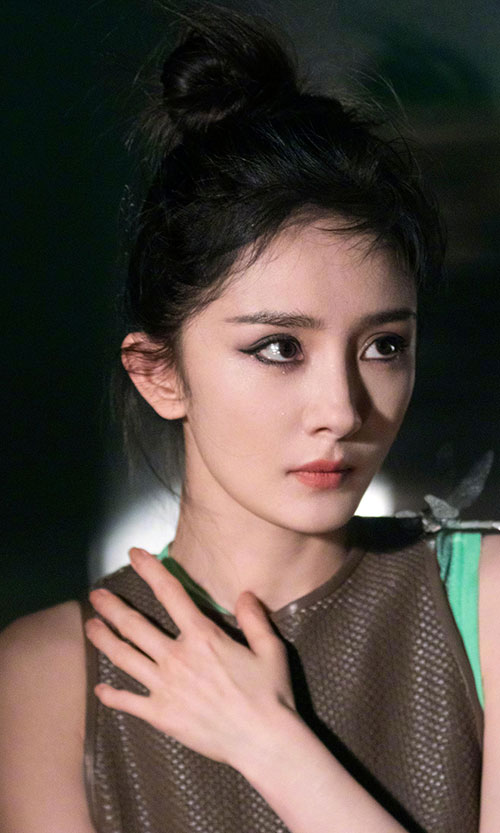 杨幂全新写真画报壁纸，眼波流转，一身轻盈，清澈明亮