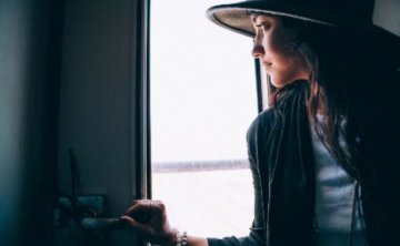 相亲对象不接电话不回我信息啥意思？要挽回吗？