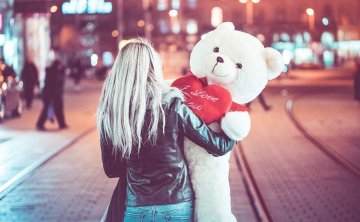 女朋友女友分手后暧昧怎么处理这是为什么？