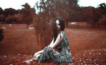 情人之间分手再见面不说话，分手情人没删你也不说话是什么意思？