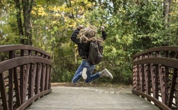 起诉离婚有第三者怎么判？可以起诉第三者要求赔偿吗？