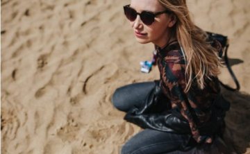 第三者插足能要求赔偿精神损失费吗？要第三者赔偿精神损失费给我合法吗？