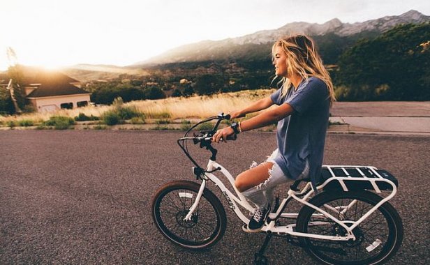 老公外遇对象是初中同学，老公和我以前的同学出轨了，怎么办？