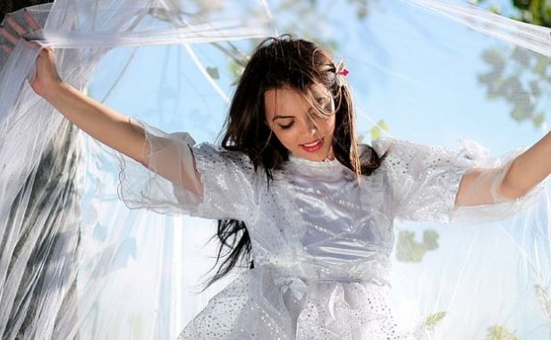 和女朋友约会去哪,第一次吃饭聊什么话题,一起感受甜蜜恋情