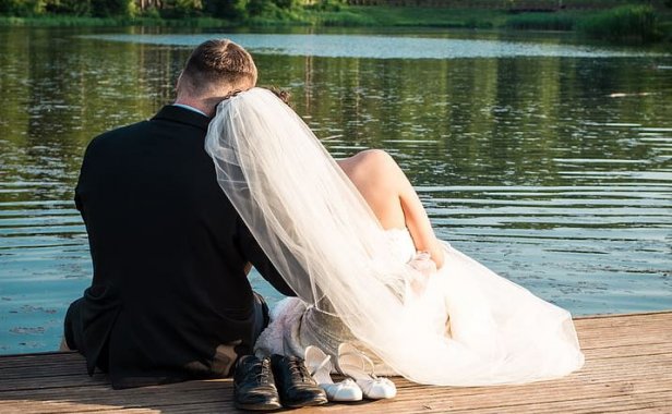 老婆外面有人的表现，老婆有外遇怎么办？