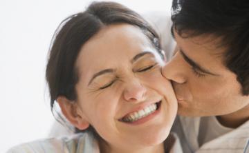 大学生恋爱的利弊有哪些？大学生应该谈恋爱