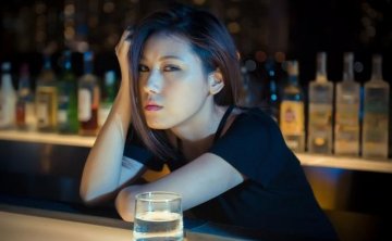 酒吧如何撩妹？怎样在酒吧撩妹？