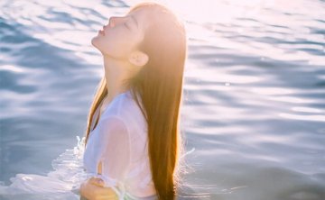 高情商聊天方法，让她主动对你投怀送抱