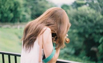 追女生聊天约会案例:去女生家约会，她妈突然回来，导师在阳台躲了30分钟！