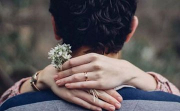 女孩哪种哭男生会心疼-让男生超心疼的举动