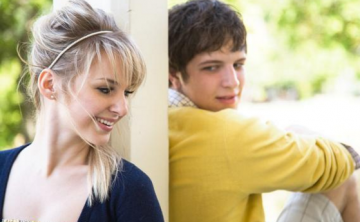 在大学里追女孩容易吗？在大学里怎么追女孩？