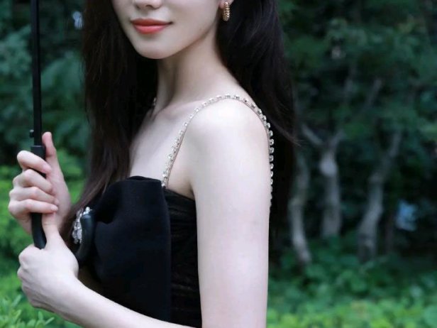 刘浩存撑伞造型超美