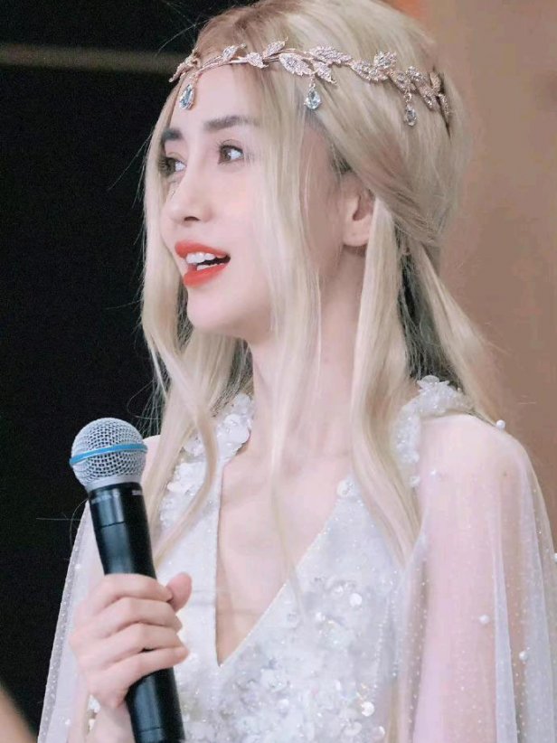 杨颖baby还是可以的吧，这种精灵公主形象