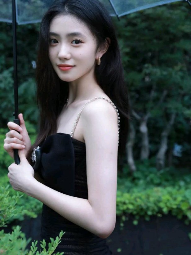 刘浩存撑伞造型超美