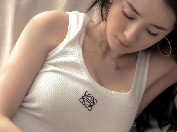 杨幂《MadameFigaro中文版》组图之二