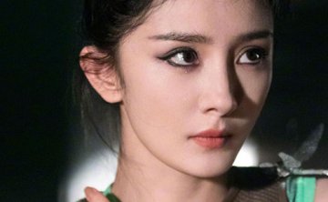 杨幂全新写真画报壁纸，眼波流转，一身轻盈，清澈明亮